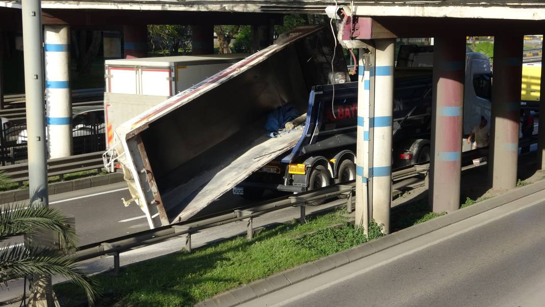 TIR’ın taşıdığı kamyon kasası köprüye sıkıştı - Resim: 9
